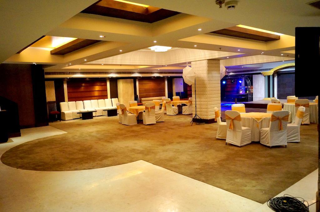 Aavaa Surya Continental Hotel New Delhi Buitenkant foto