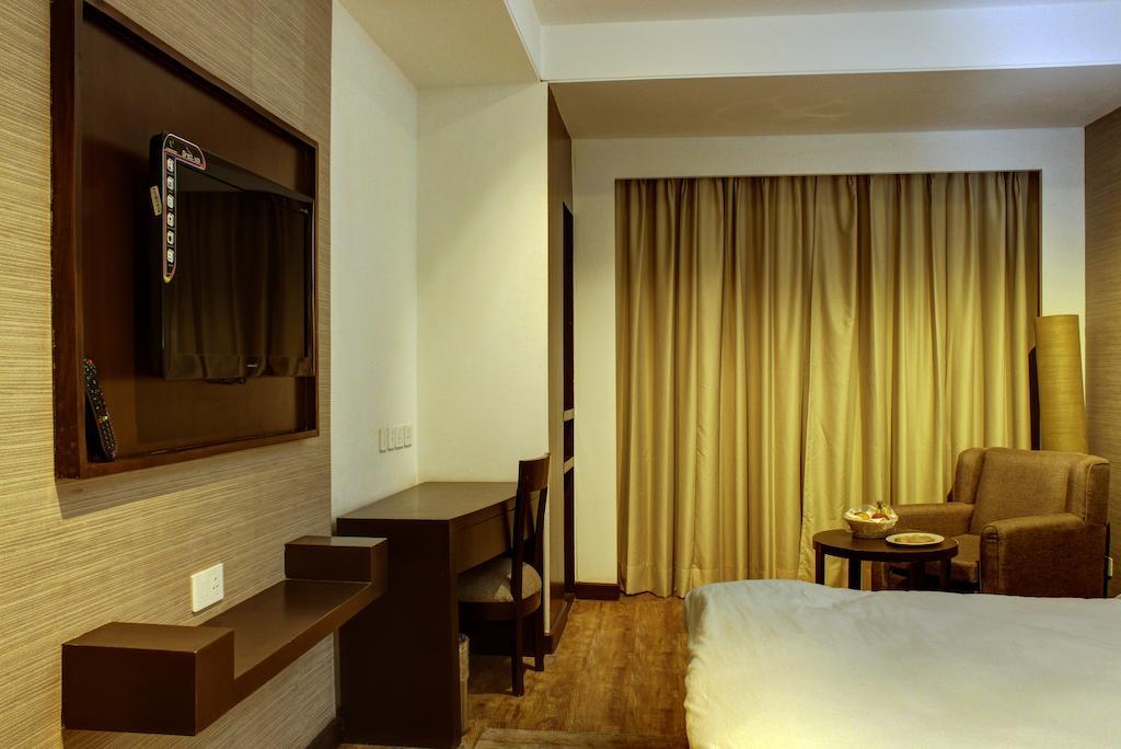 Aavaa Surya Continental Hotel New Delhi Buitenkant foto