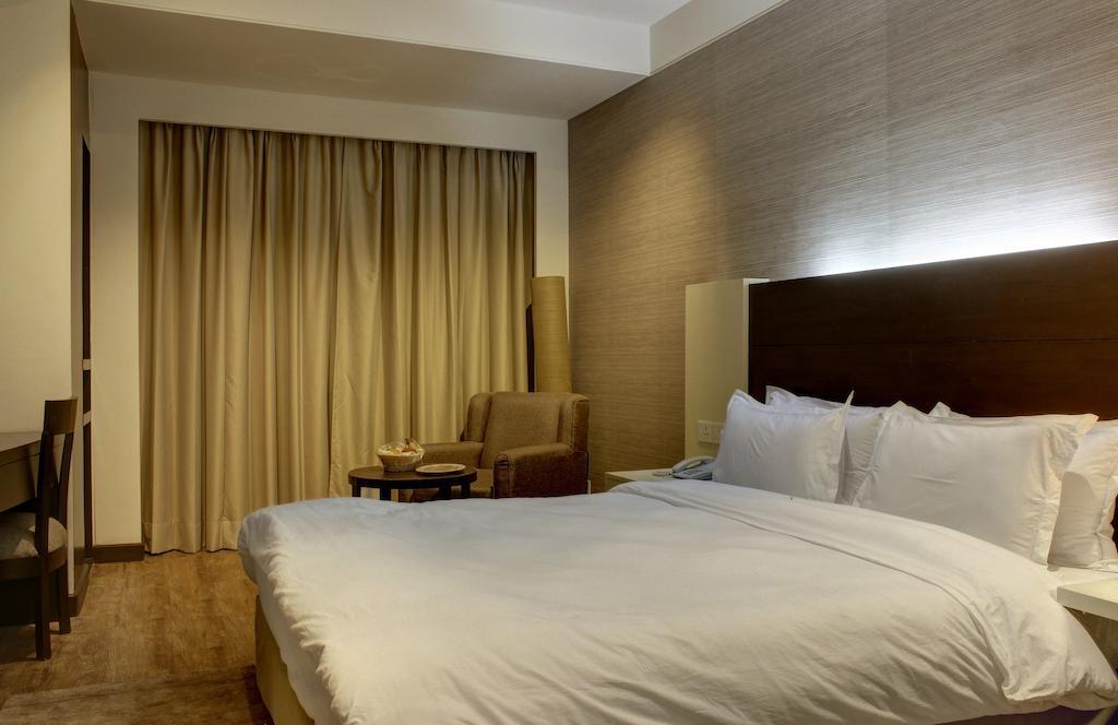Aavaa Surya Continental Hotel New Delhi Kamer foto