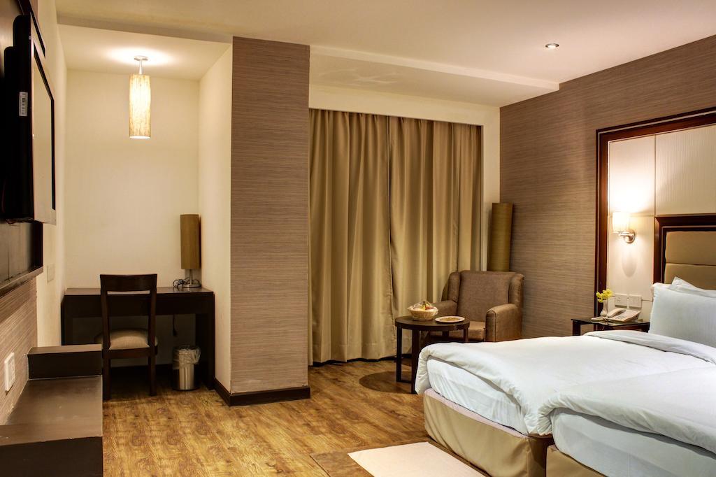 Aavaa Surya Continental Hotel New Delhi Kamer foto