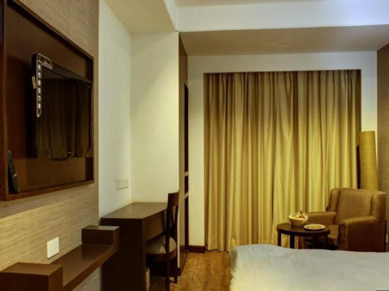 Aavaa Surya Continental Hotel New Delhi Buitenkant foto